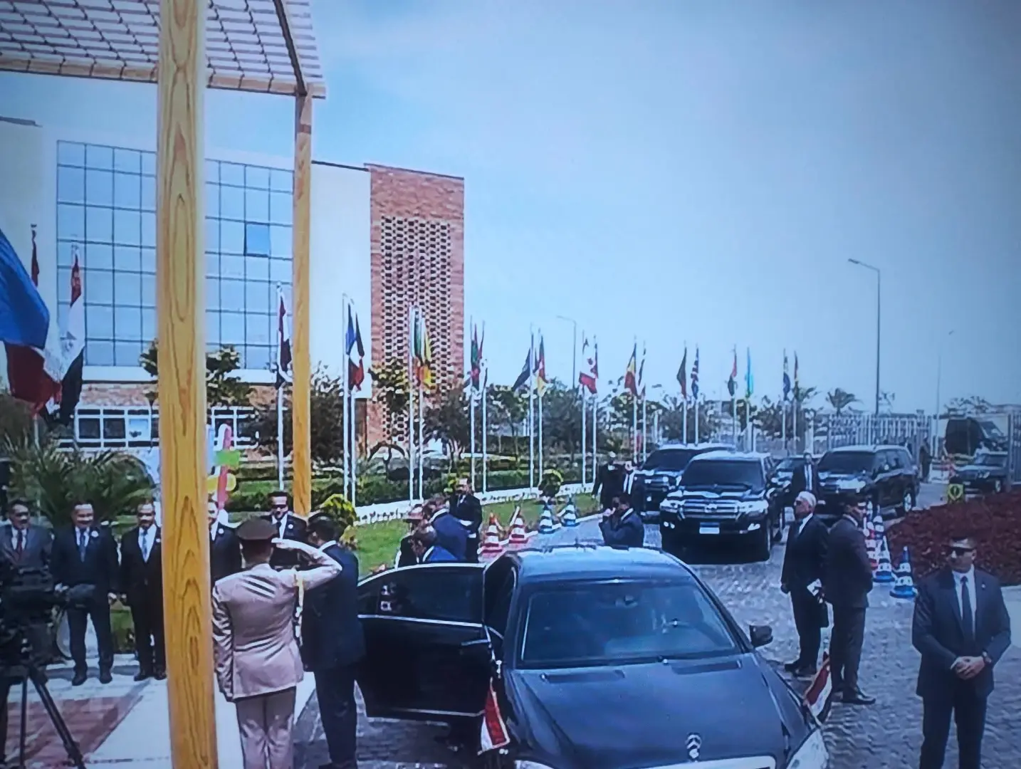 الرئيس السيسي يصل إلى المقر الجديد لجامعة سنجور - 1000645747