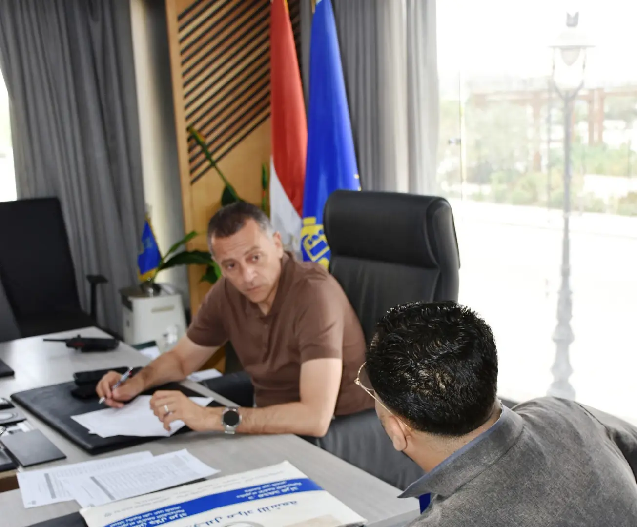 خلال لقائه الجماهيري.. محافظ أسوان يستجيب لمطالب 30 مواطنًا - 1000646539