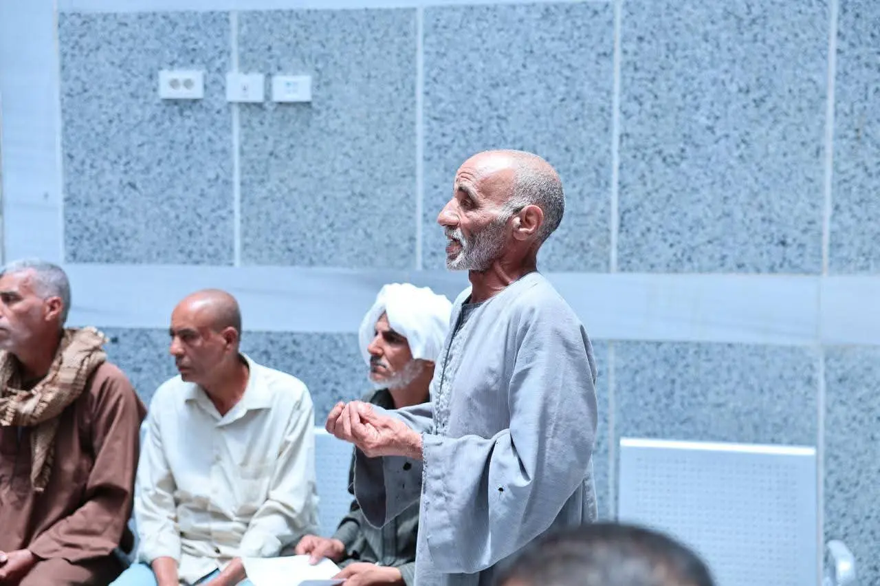 محافظ المنيا يلتقي أهالي قريتي تل بني عمران والحاج قنديل بديرمواس ويستجيب لمطالبهم الخدمية - 1000647118