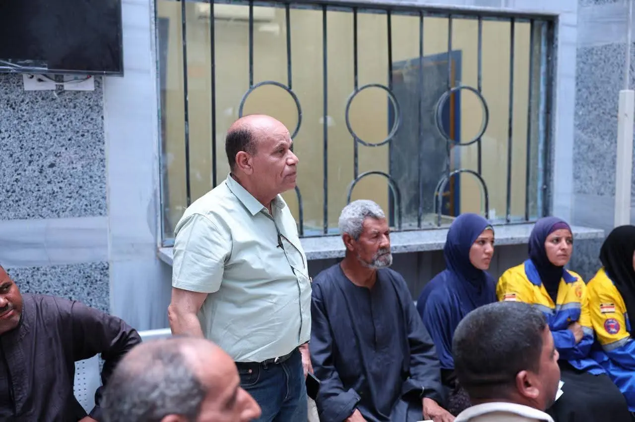 محافظ المنيا يلتقي أهالي قريتي تل بني عمران والحاج قنديل بديرمواس ويستجيب لمطالبهم الخدمية - 1000647119