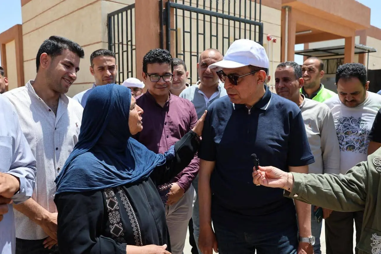 محافظ المنيا يلتقي أهالي قريتي تل بني عمران والحاج قنديل بديرمواس ويستجيب لمطالبهم الخدمية - 1000647121