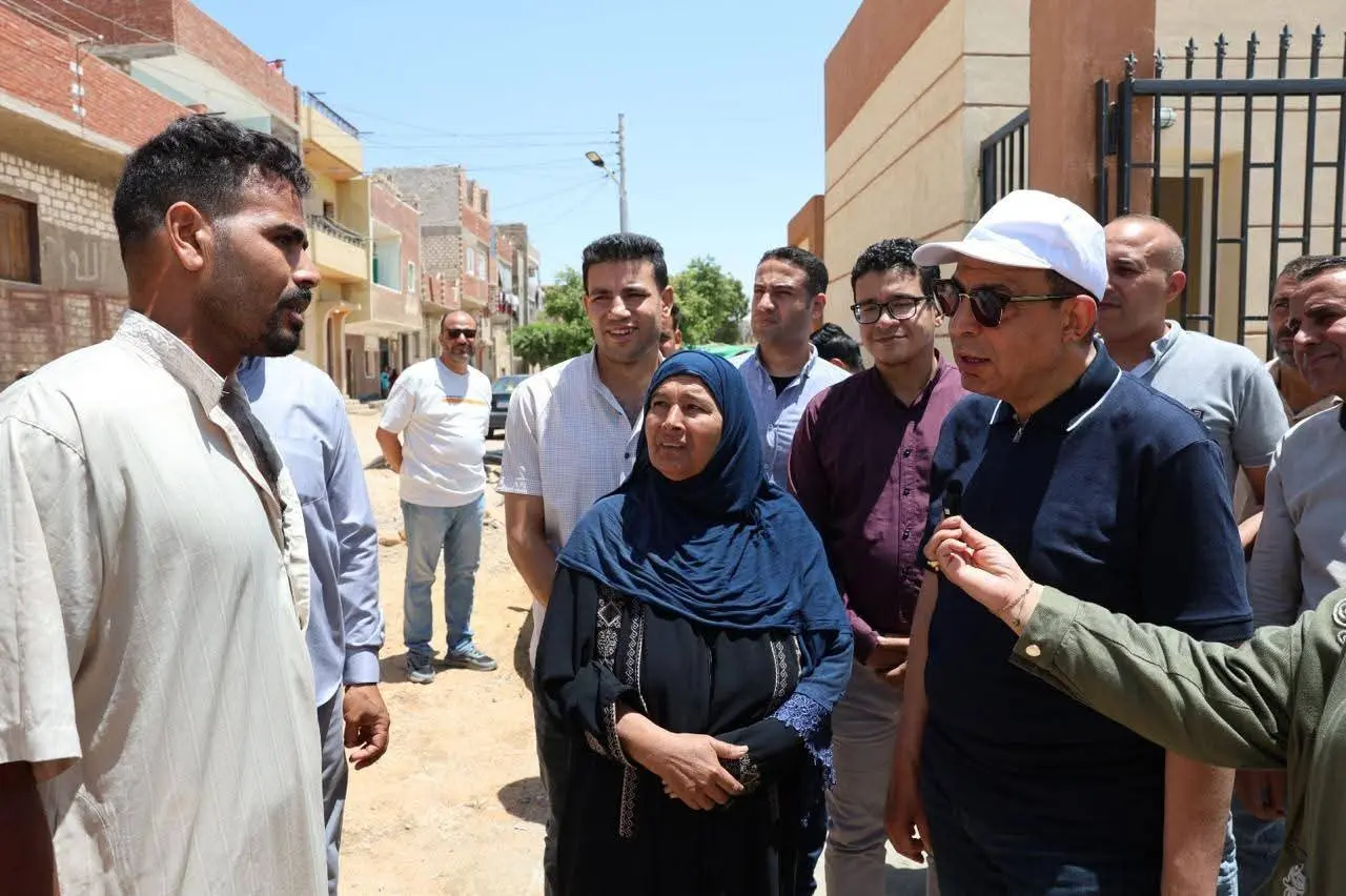 محافظ المنيا يلتقي أهالي قريتي تل بني عمران والحاج قنديل بديرمواس ويستجيب لمطالبهم الخدمية