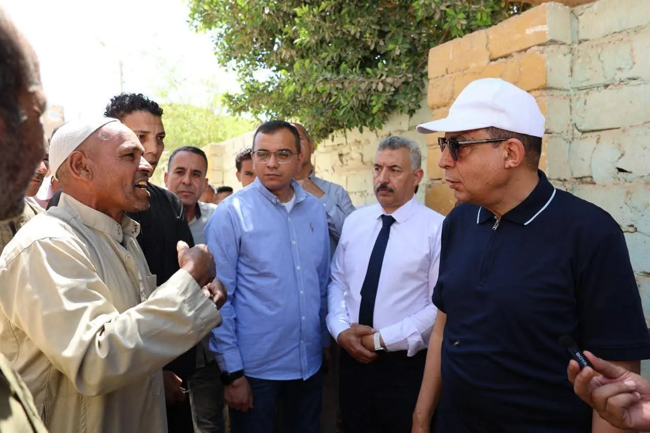 محافظ المنيا يلتقي أهالي قريتي تل بني عمران والحاج قنديل بديرمواس ويستجيب لمطالبهم الخدمية - 1000647125