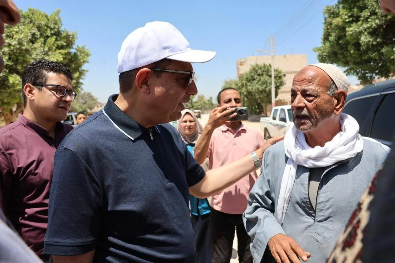 محافظ المنيا يلتقي أهالي قريتي تل بني عمران والحاج قنديل بديرمواس ويستجيب لمطالبهم الخدمية - 1000647126