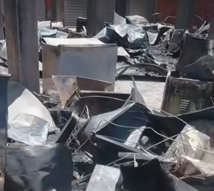 حريق هائل يلتهم مخزن أدوات كهربائية بنقادة وخسائر تُقدر بالملايين - 1000648383
