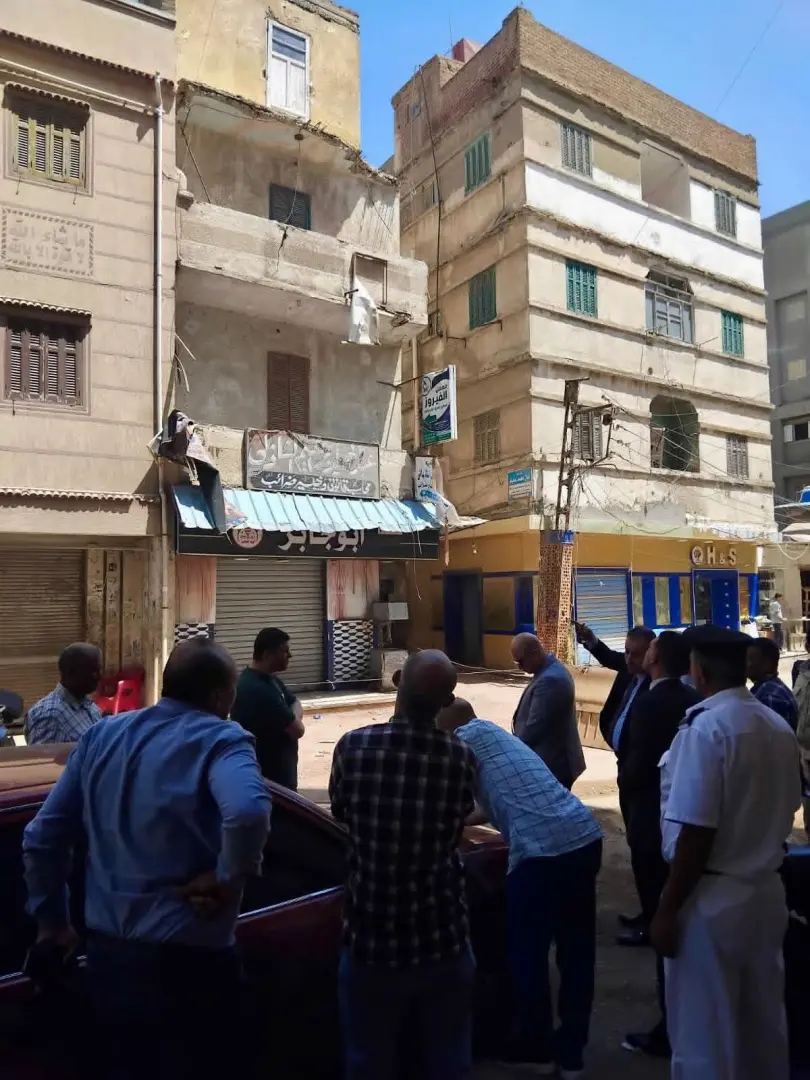 النيابة الإدارية تعاين عقار مطوبس المنهار جزئيًا بعد إصابة طفلين