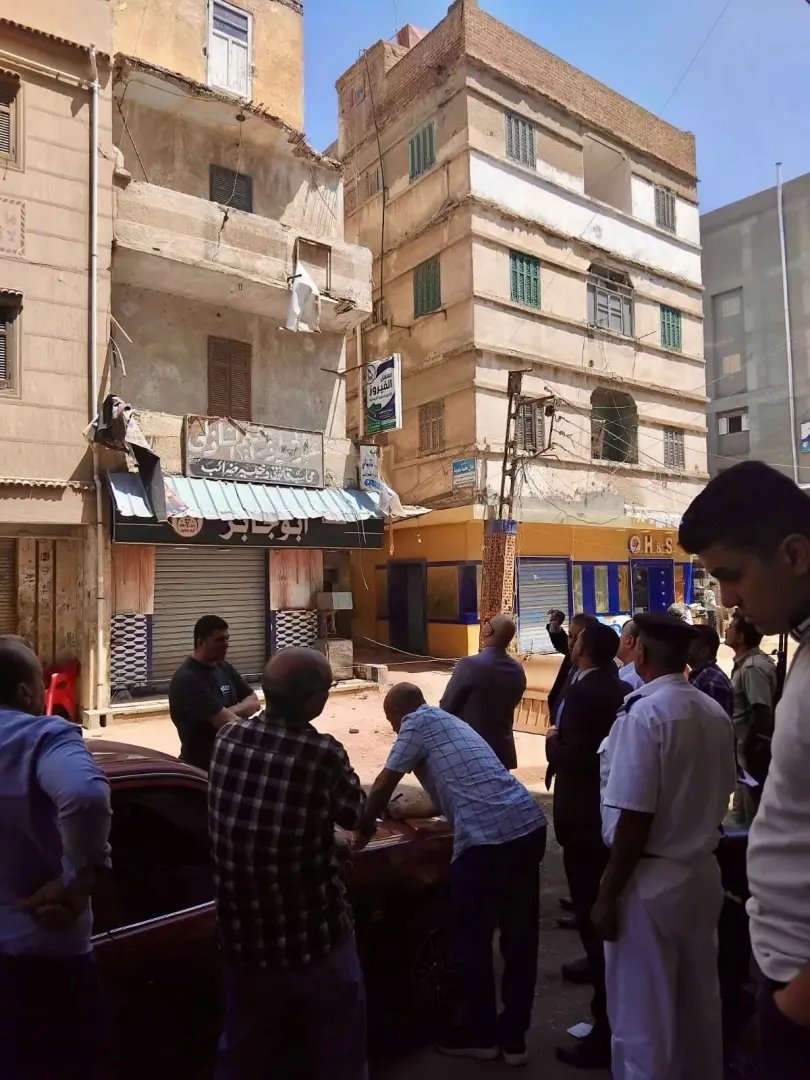 النيابة الإدارية تعاين عقار مطوبس المنهار جزئيًا بعد إصابة طفلين - 1000648618