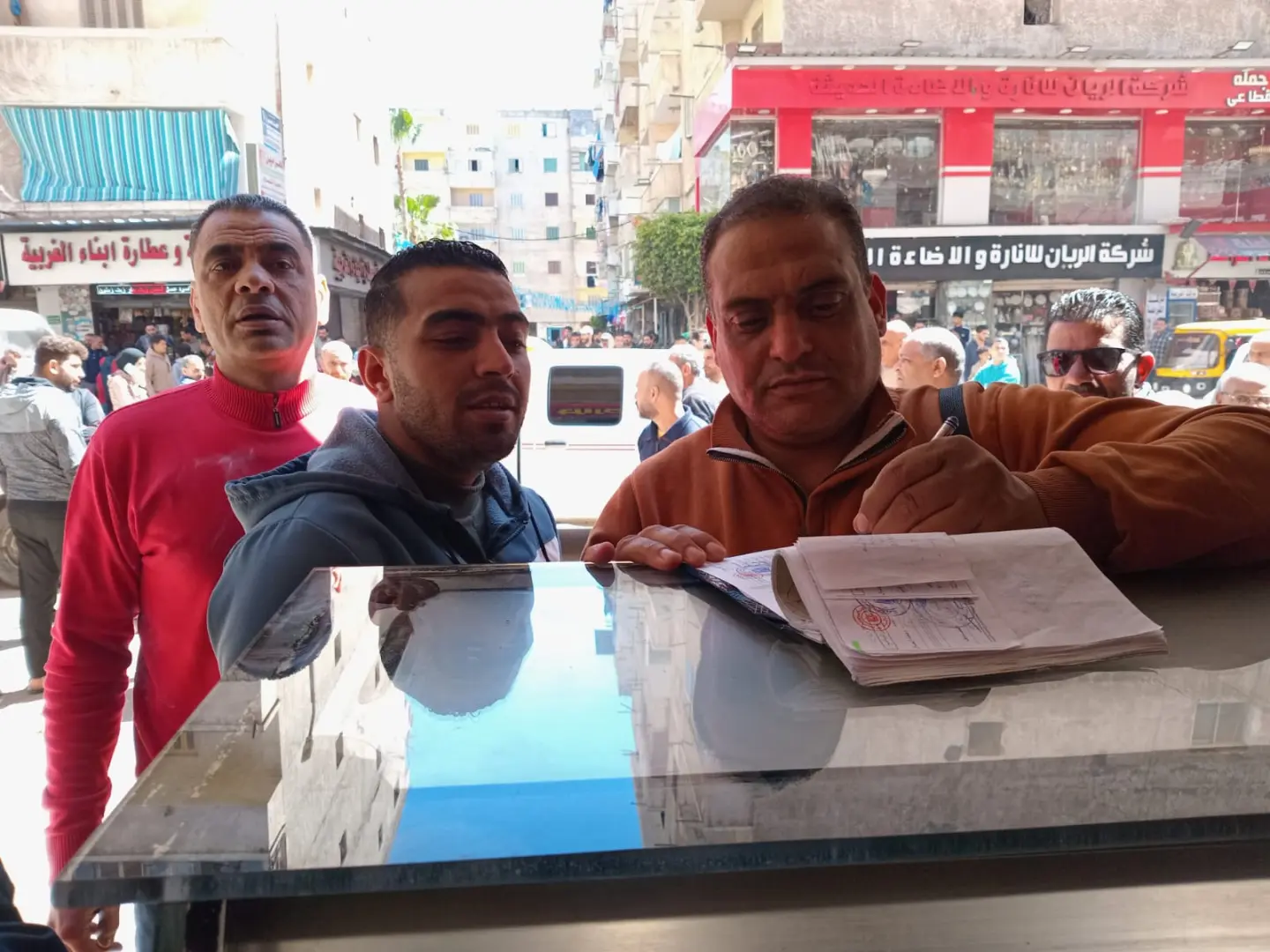 محافظ الإسكندرية يشدد على تكثيف حملات إزالة الإشغالات والتفتيش على الأسواق بأحياء الثغر - 1000648757