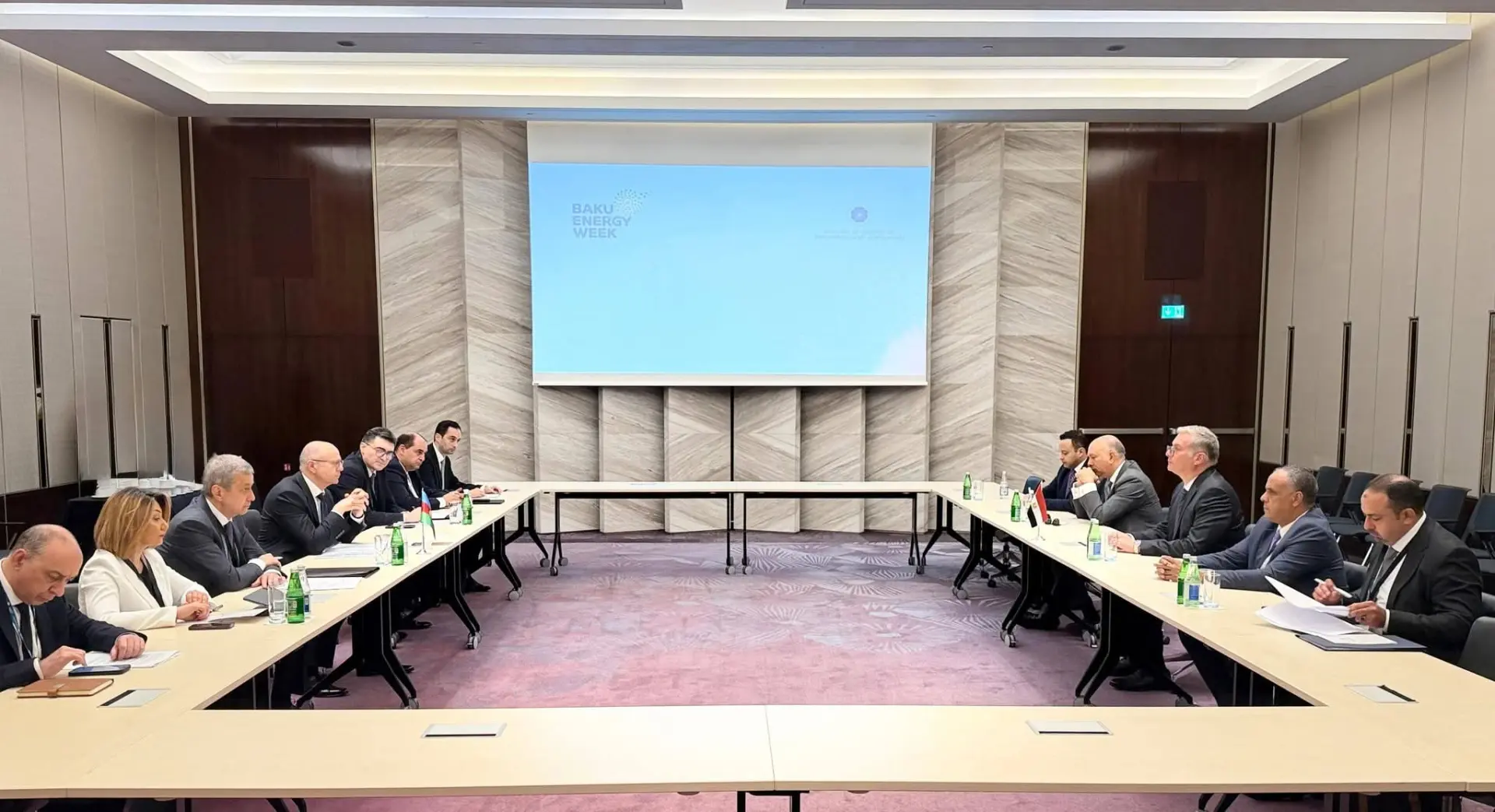 وزير البترول والثروة المعدنية يبحث مع نظيره الأذربيجاني تعميق التعاون القائم في قطاع الطاقة - 1000648770