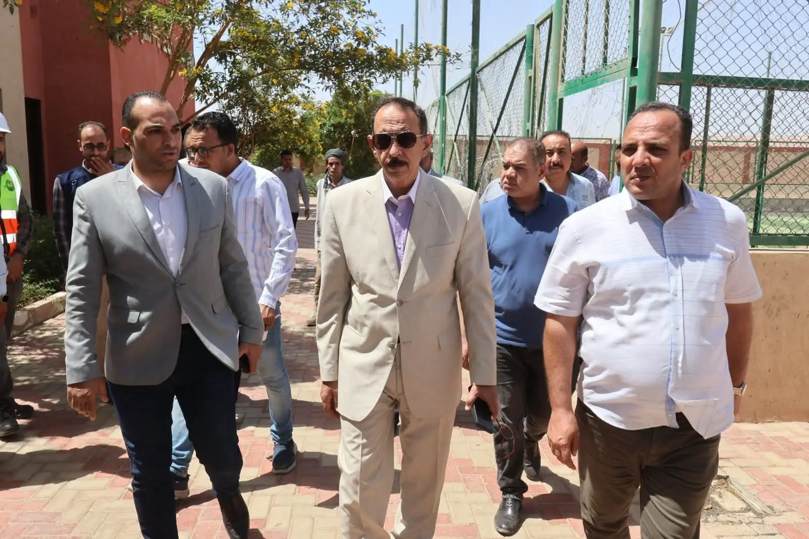 محافظ سوهاج يفاجئ منشآت ساقلتة بجولة ميدانية ويوجه بتحسين الخدمات - 1000650073