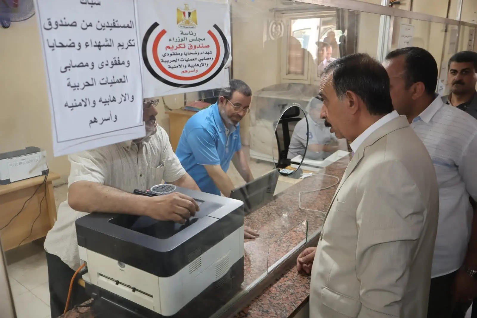 محافظ سوهاج يفاجئ منشآت ساقلتة بجولة ميدانية ويوجه بتحسين الخدمات - 1000650075