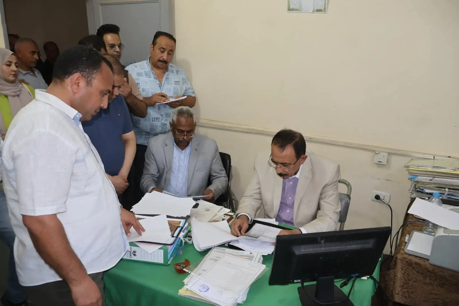 محافظ سوهاج يفاجئ منشآت ساقلتة بجولة ميدانية ويوجه بتحسين الخدمات - 1000650077