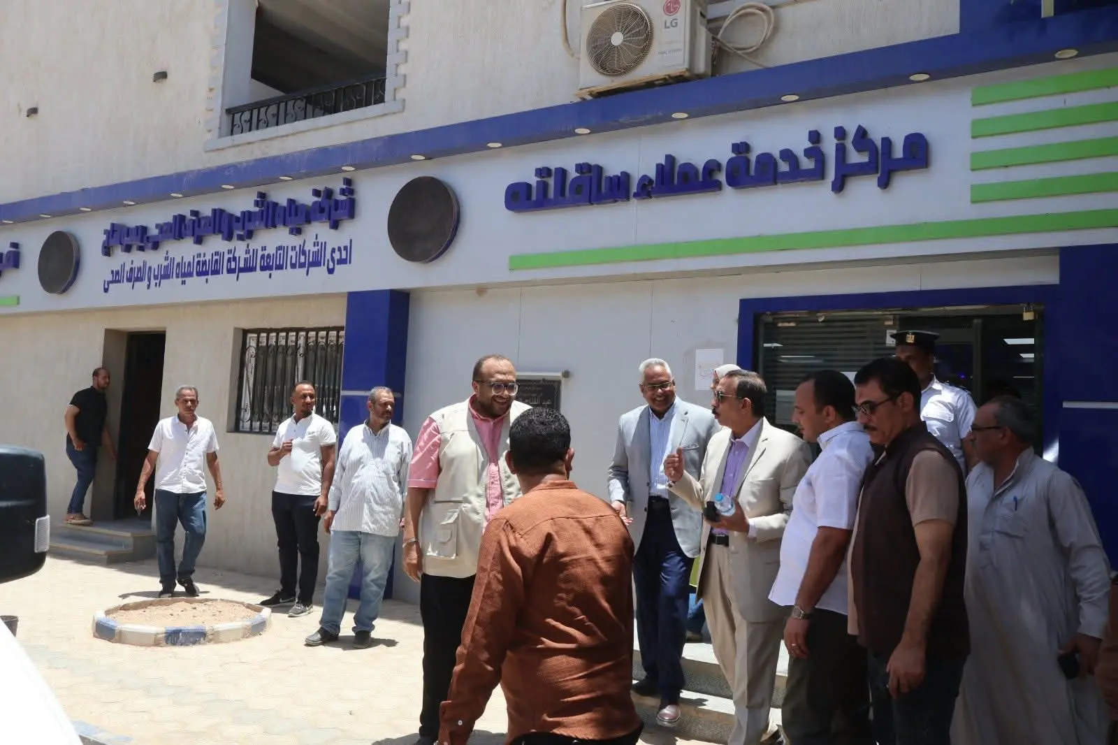 محافظ سوهاج يفاجئ منشآت ساقلتة بجولة ميدانية ويوجه بتحسين الخدمات - 1000650078