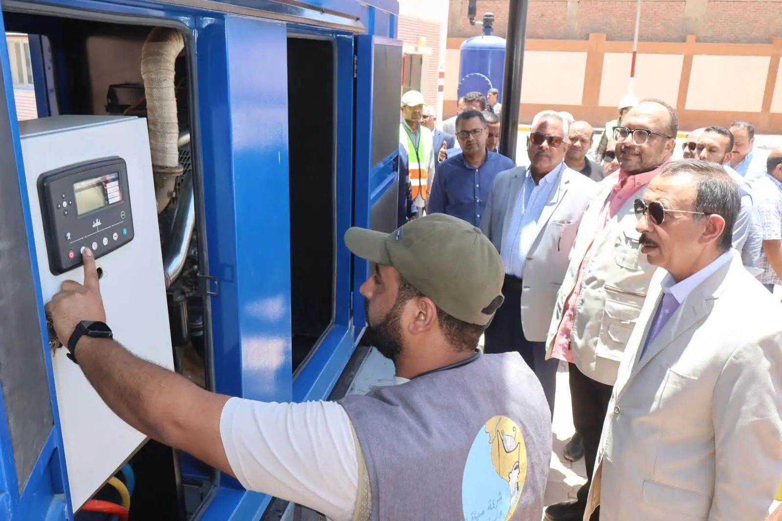 محافظ سوهاج يفاجئ منشآت ساقلتة بجولة ميدانية ويوجه بتحسين الخدمات - 1000650079