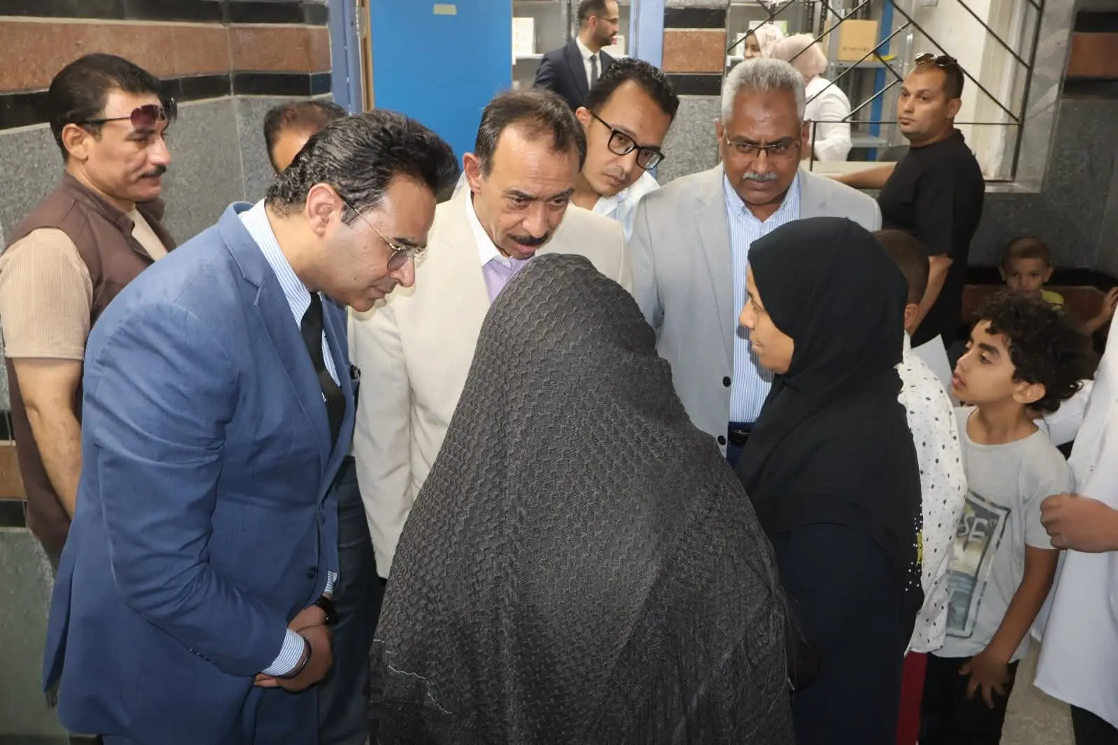 محافظ سوهاج يفاجئ منشآت ساقلتة بجولة ميدانية ويوجه بتحسين الخدمات - 1000650081