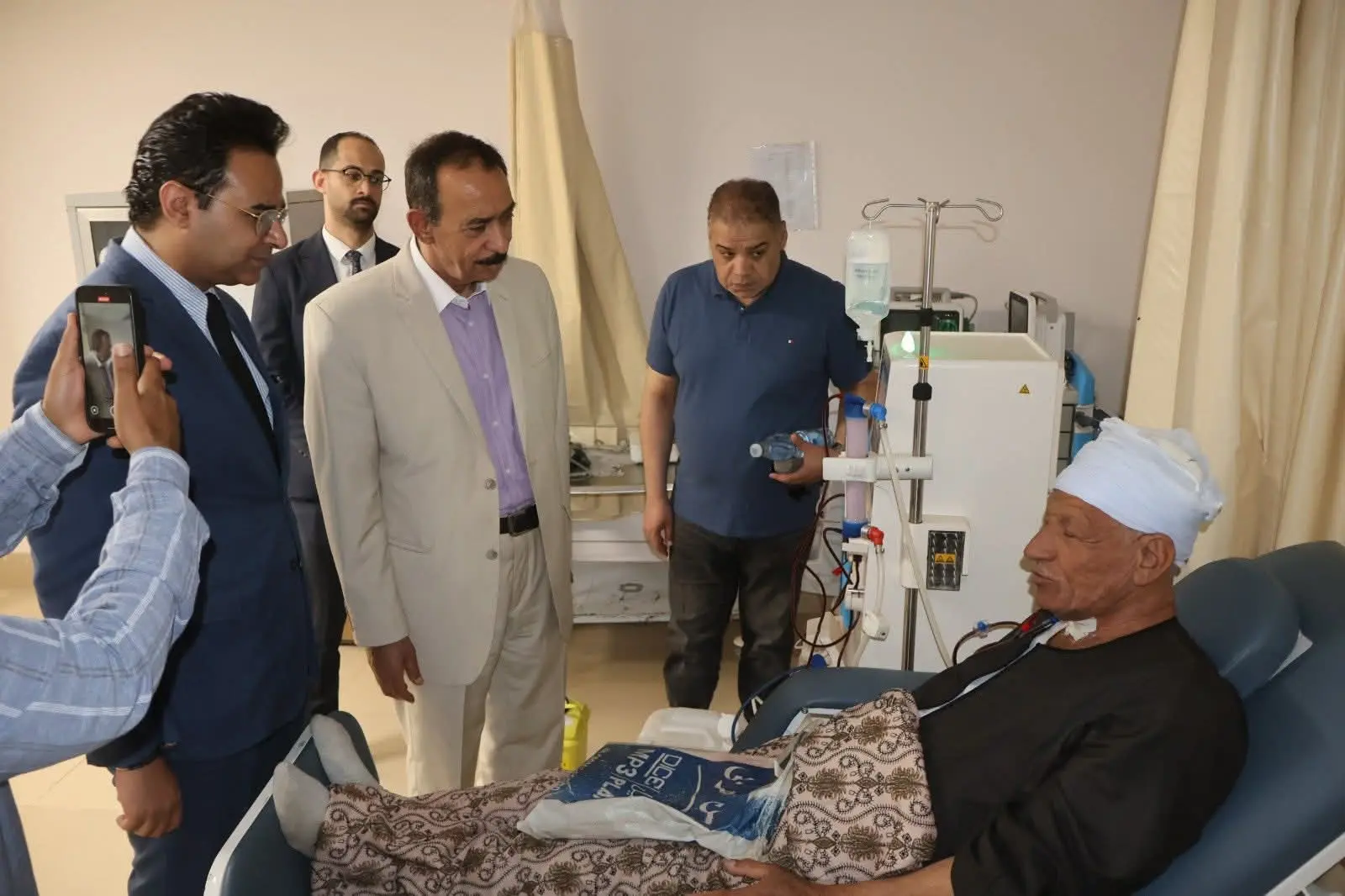 محافظ سوهاج يفاجئ منشآت ساقلتة بجولة ميدانية ويوجه بتحسين الخدمات - 1000650084