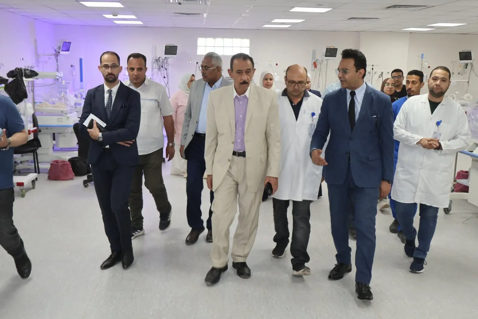 محافظ سوهاج يفاجئ منشآت ساقلتة بجولة ميدانية ويوجه بتحسين الخدمات - 1000650085