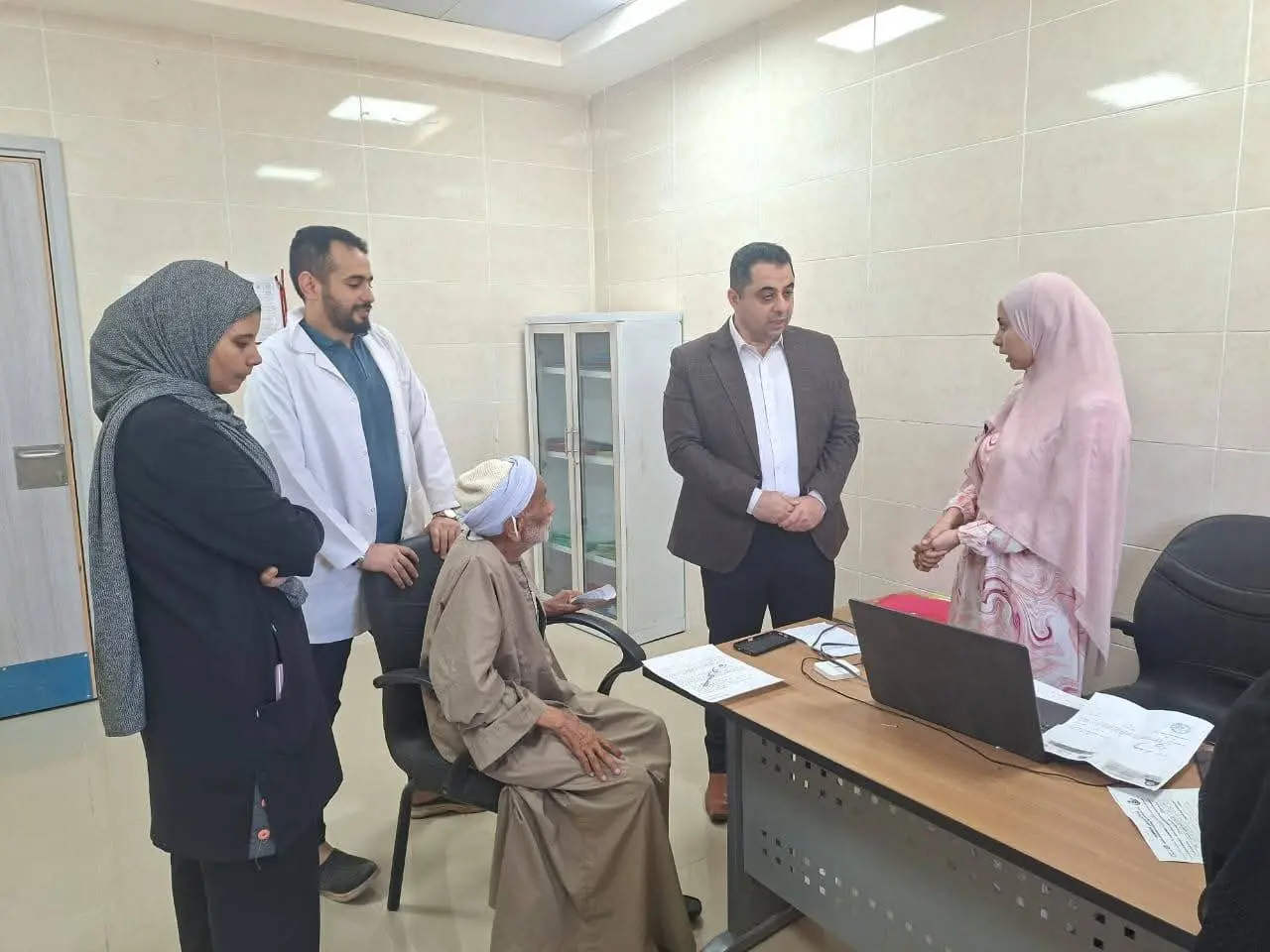 وكيل صحة قنا يفاجئ وحدة المحروسة الصحية ويُحيل المتغيبين للتحقيق - 1000650218