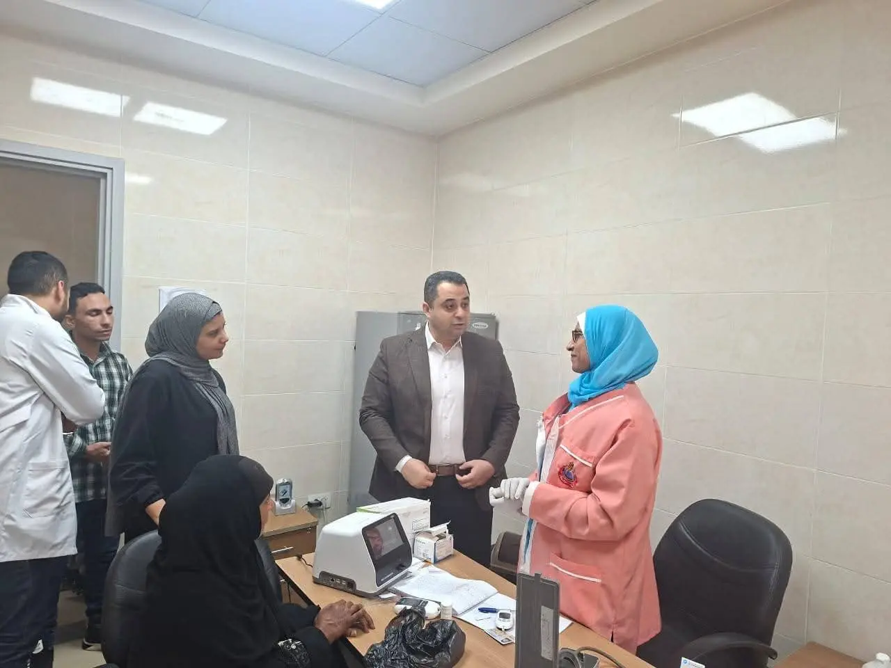 وكيل صحة قنا يفاجئ وحدة المحروسة الصحية ويُحيل المتغيبين للتحقيق - 1000650226