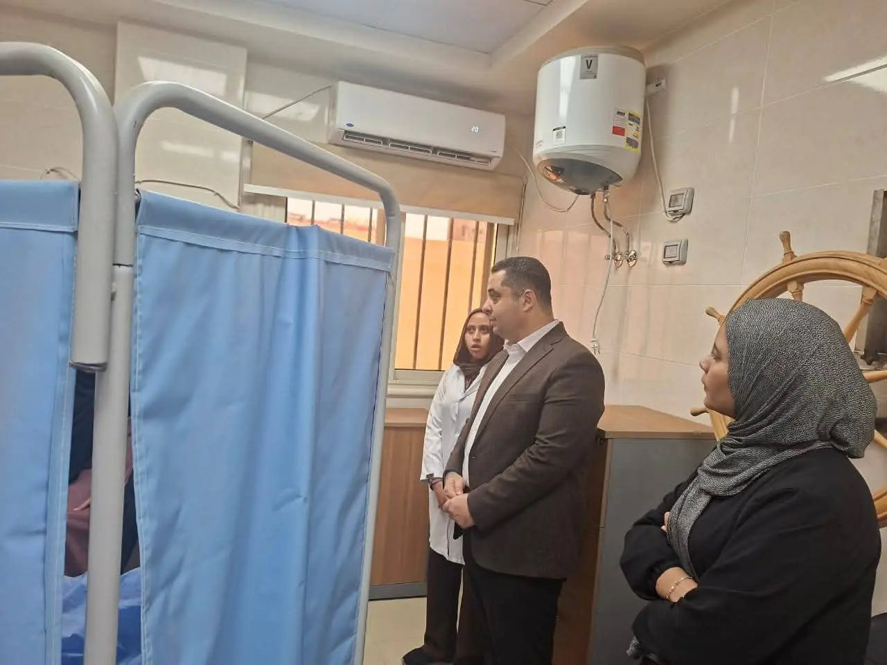 وكيل صحة قنا يفاجئ وحدة المحروسة الصحية ويُحيل المتغيبين للتحقيق - 1000650228