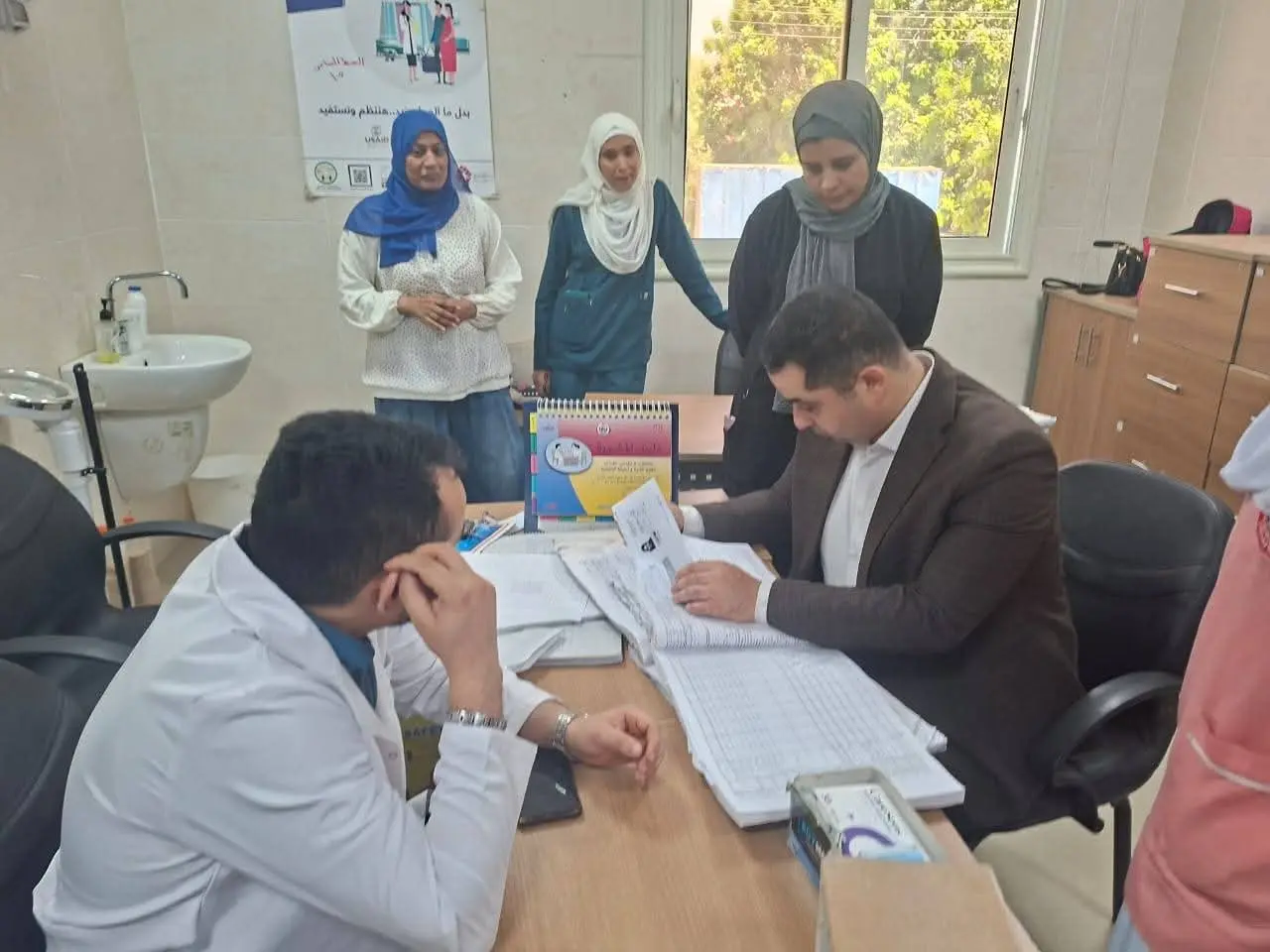 وكيل صحة قنا يفاجئ وحدة المحروسة الصحية ويُحيل المتغيبين للتحقيق - 1000650231