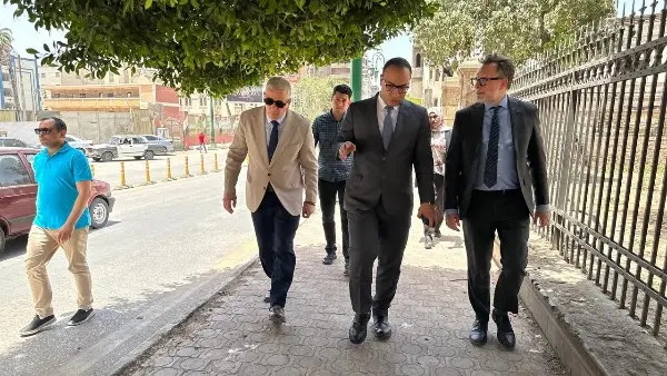 السفير الكندي يتجول سيرًا على الأقدام في شارع الكورنيش لزيارة قصر ألكسان ومعهد فؤاد الأول بأسيوط - 1000651262