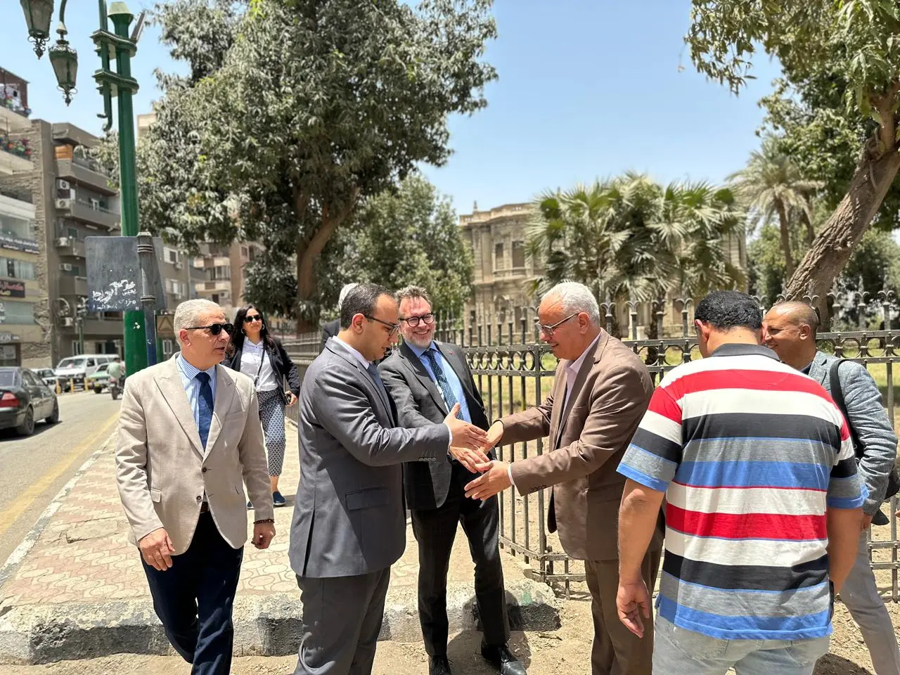 السفير الكندي يتجول سيرًا على الأقدام في شارع الكورنيش لزيارة قصر ألكسان ومعهد فؤاد الأول بأسيوط - 1000651263