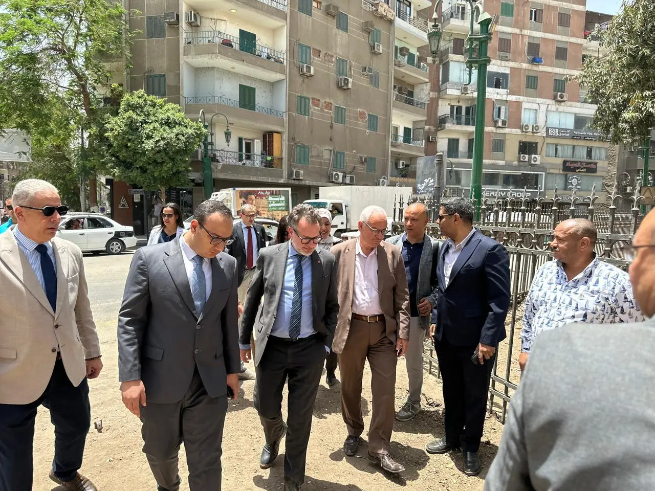 السفير الكندي يتجول سيرًا على الأقدام في شارع الكورنيش لزيارة قصر ألكسان ومعهد فؤاد الأول بأسيوط