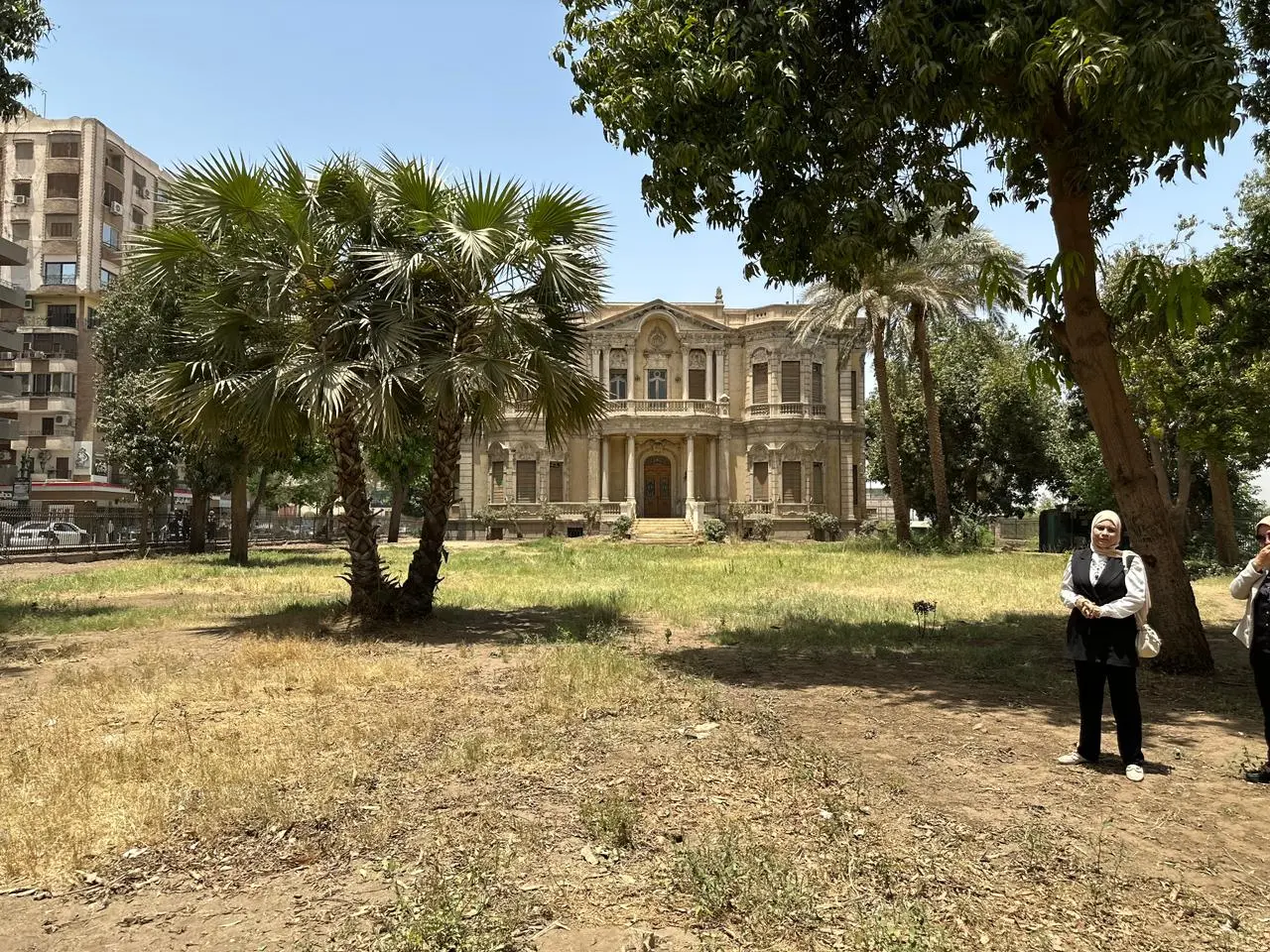 السفير الكندي يتجول سيرًا على الأقدام في شارع الكورنيش لزيارة قصر ألكسان ومعهد فؤاد الأول بأسيوط - 1000651266