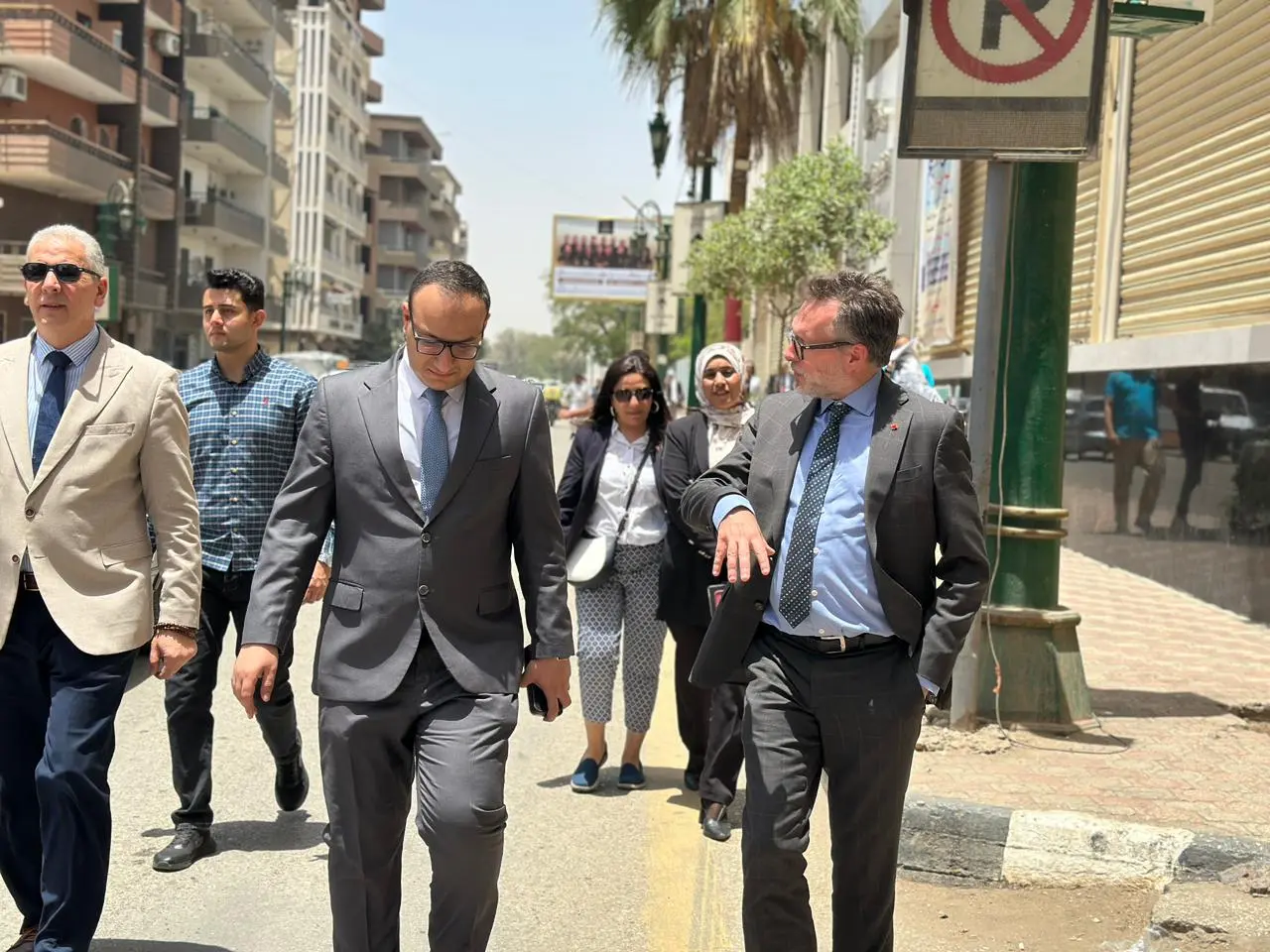 السفير الكندي يتجول سيرًا على الأقدام في شارع الكورنيش لزيارة قصر ألكسان ومعهد فؤاد الأول بأسيوط - 1000651267