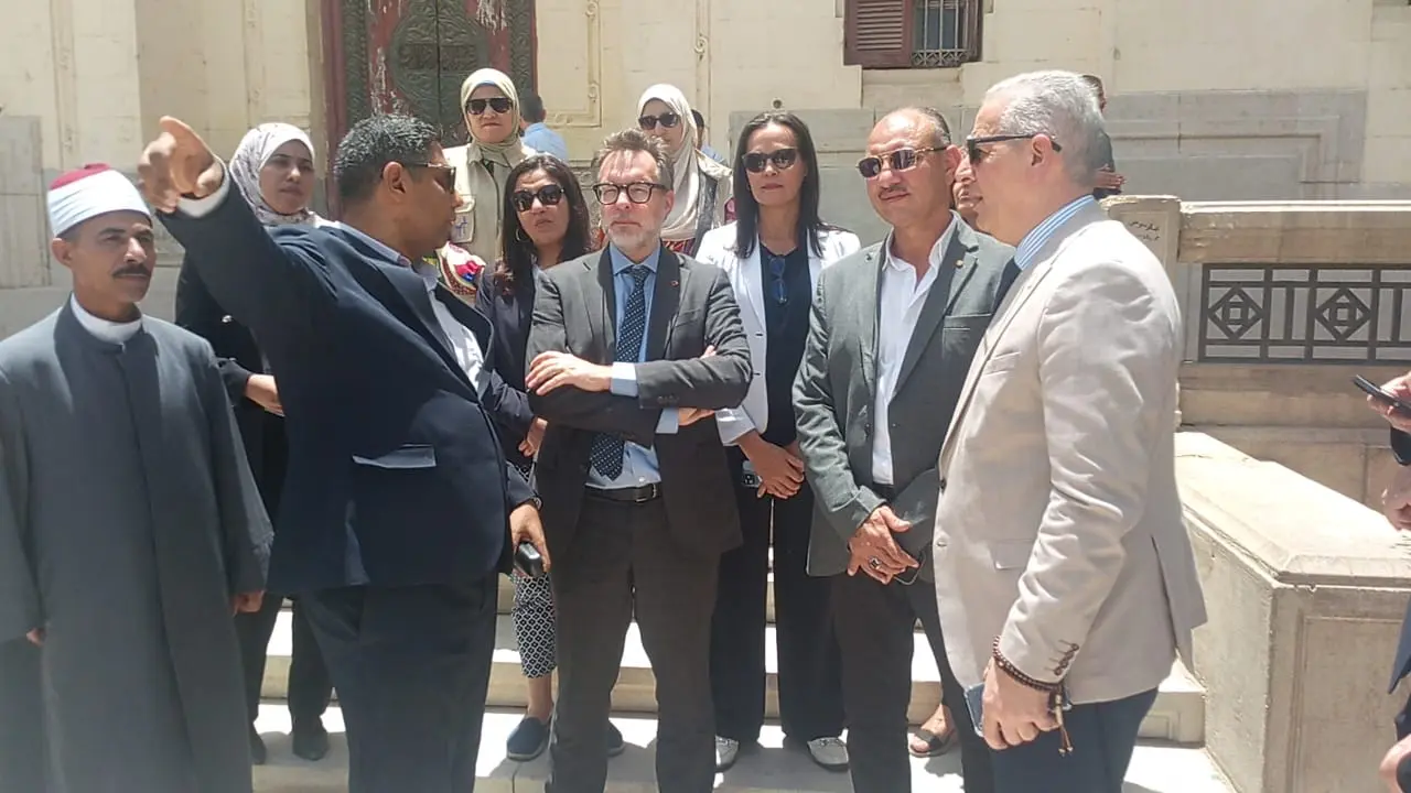السفير الكندي يتجول سيرًا على الأقدام في شارع الكورنيش لزيارة قصر ألكسان ومعهد فؤاد الأول بأسيوط - 1000651272
