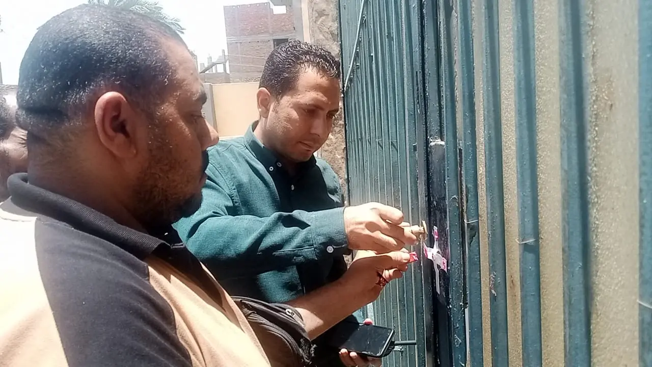 غلق وتشميع حمام سباحة وإنذار منشآت مخالفة لتقنين أوضاعها بنجع حمادي