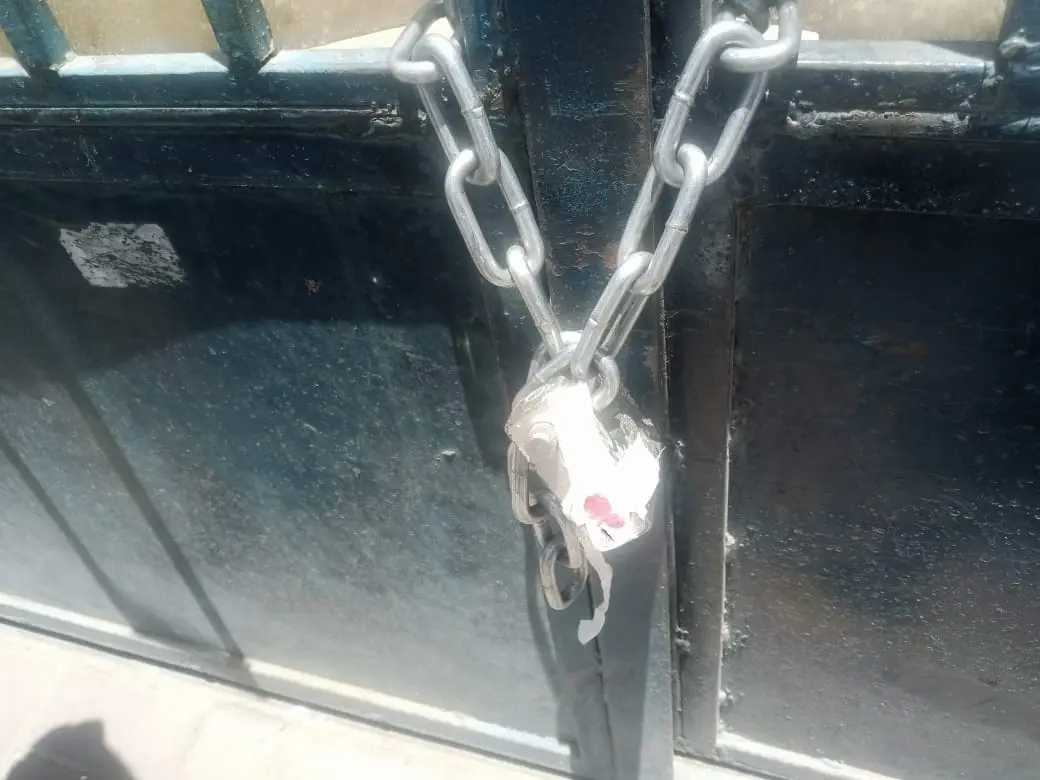 غلق وتشميع حمام سباحة وإنذار منشآت مخالفة لتقنين أوضاعها بنجع حمادي - 1000651406