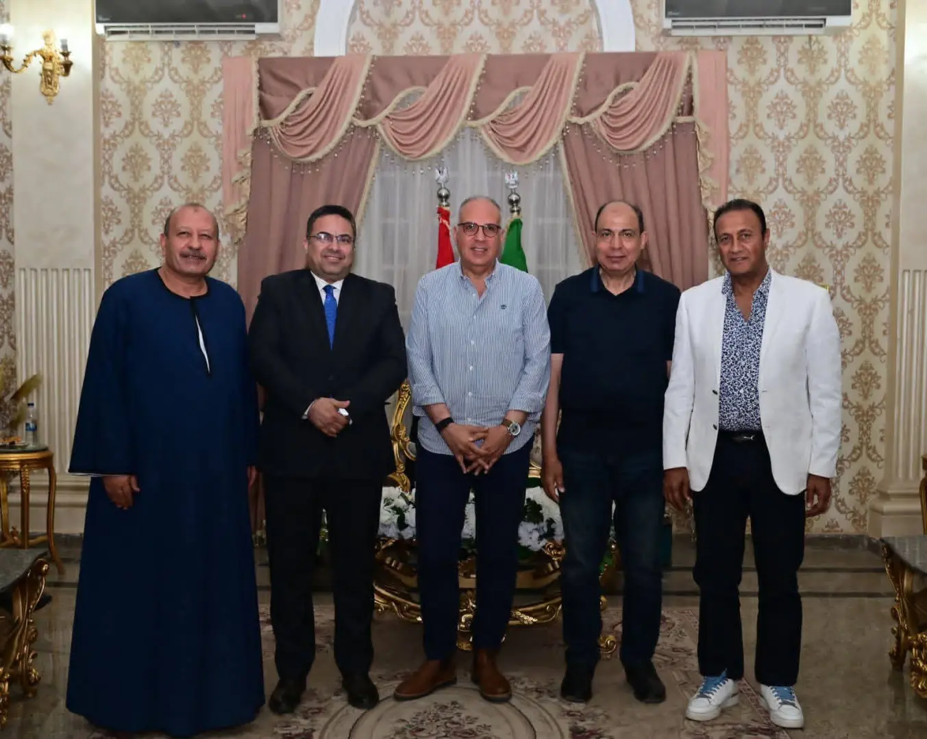 وزير الري ومحافظ المنيا يبحثان استعدادات الصيف وموقف المشروعات المائية بالمحافظة - 1000651865