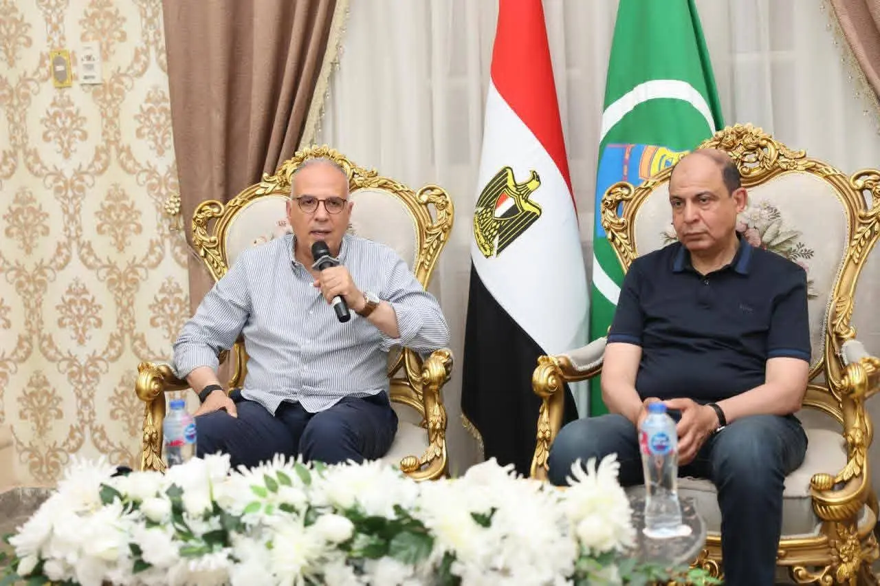 وزير الري ومحافظ المنيا يبحثان استعدادات الصيف وموقف المشروعات المائية بالمحافظة - 1000651867
