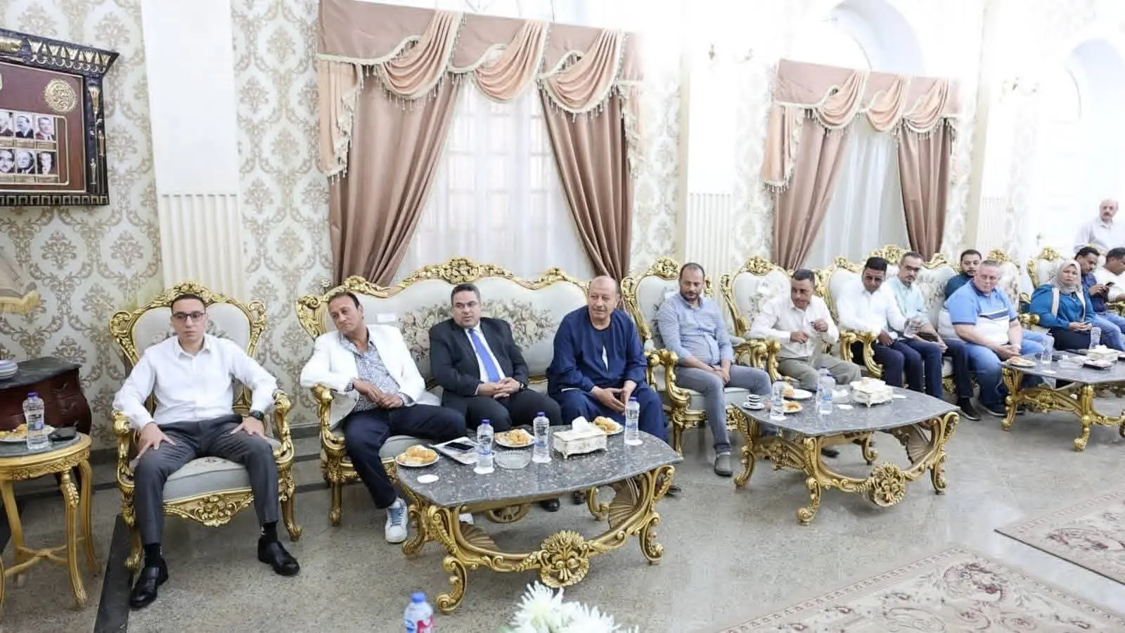 وزير الري ومحافظ المنيا يبحثان استعدادات الصيف وموقف المشروعات المائية بالمحافظة - 1000651870