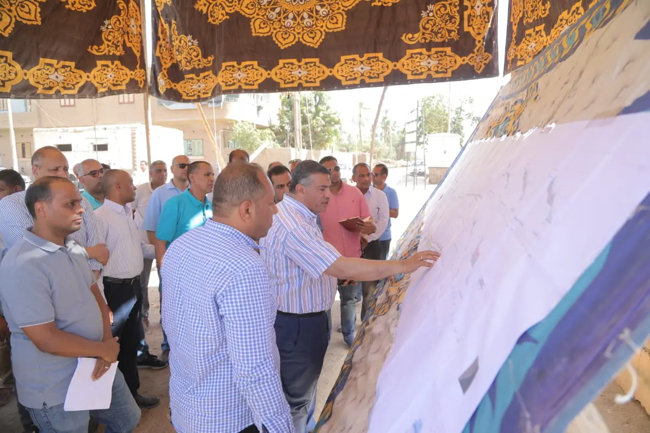 سيرًا على الأقدام.. محافظ قنا يتفقد كورنيش النيل بنقادة والمناطق السكنية ذات الطابع المعماري الخاص - 1000652432