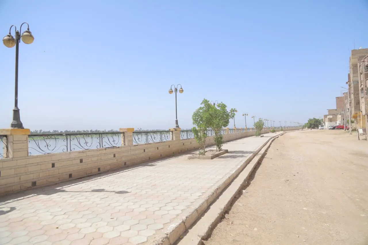 سيرًا على الأقدام.. محافظ قنا يتفقد كورنيش النيل بنقادة والمناطق السكنية ذات الطابع المعماري الخاص - 1000652447