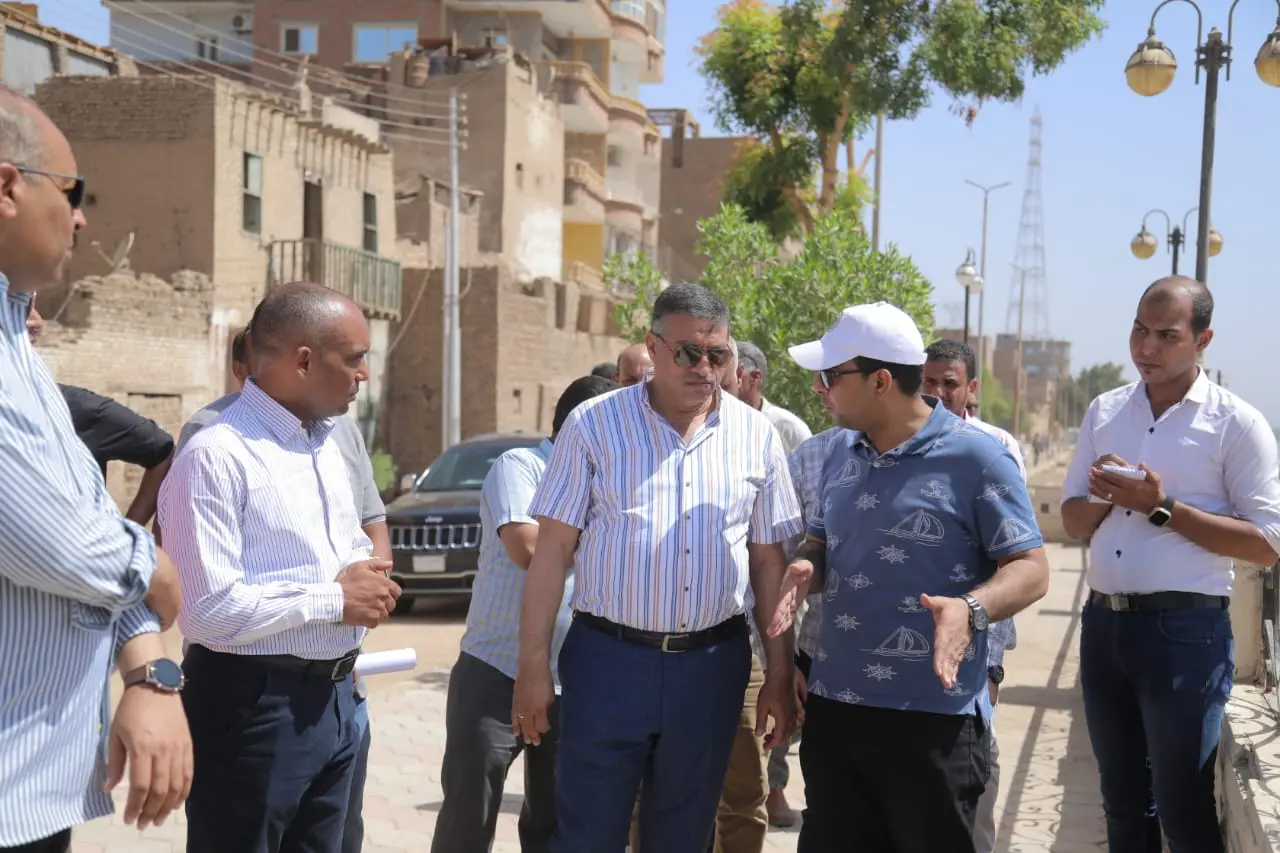 سيرًا على الأقدام.. محافظ قنا يتفقد كورنيش النيل بنقادة والمناطق السكنية ذات الطابع المعماري الخاص - 1000652458