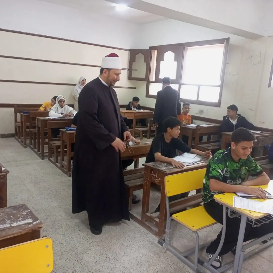 رئيس منطقة الإسكندرية الأزهرية يواصل متابعته الميدانية لِلجان الشهادتين الابتدائية والإعدادية - 1000652644