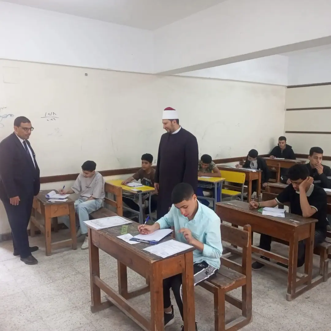 رئيس منطقة الإسكندرية الأزهرية يواصل متابعته الميدانية لِلجان الشهادتين الابتدائية والإعدادية - 1000652645