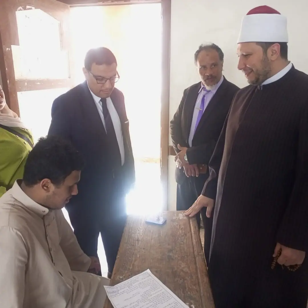 رئيس منطقة الإسكندرية الأزهرية يواصل متابعته الميدانية لِلجان الشهادتين الابتدائية والإعدادية - 1000652647