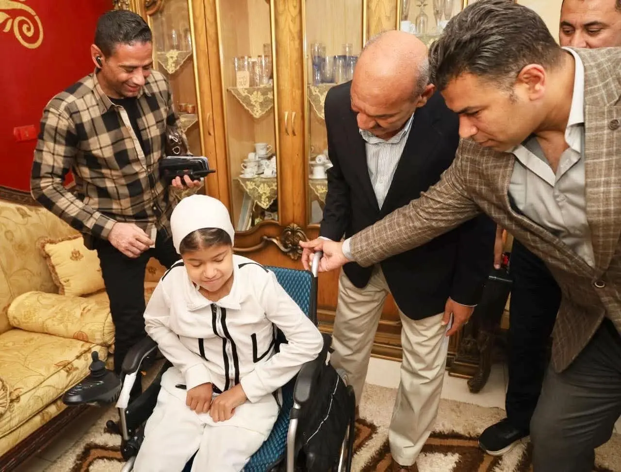 محافظ السويس يحقق أمنية طفلة مريضة ويهديها كرسياً كهربائياً بمنزلها