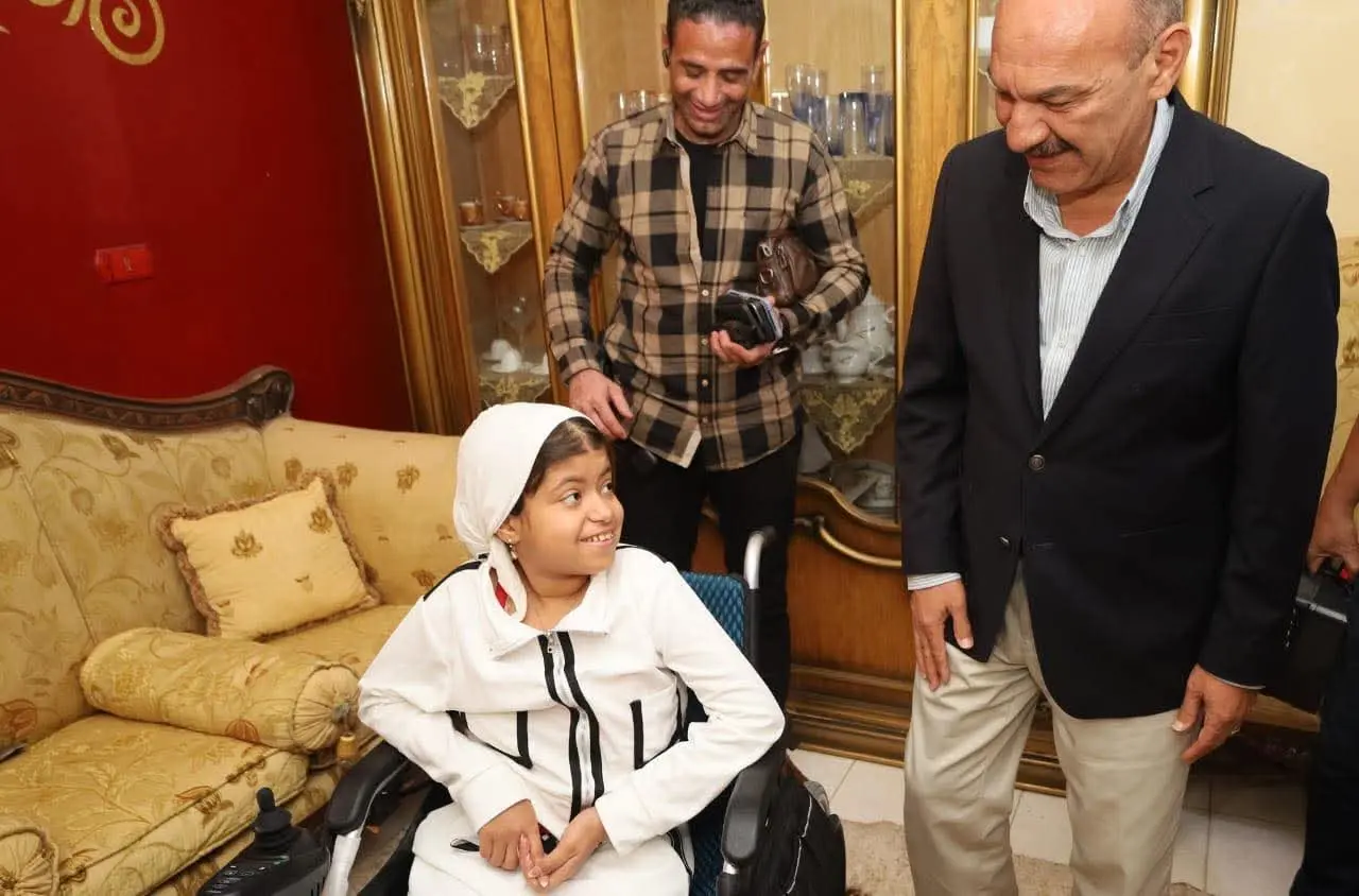 محافظ السويس يحقق أمنية طفلة مريضة ويهديها كرسياً كهربائياً بمنزلها - 1000653369
