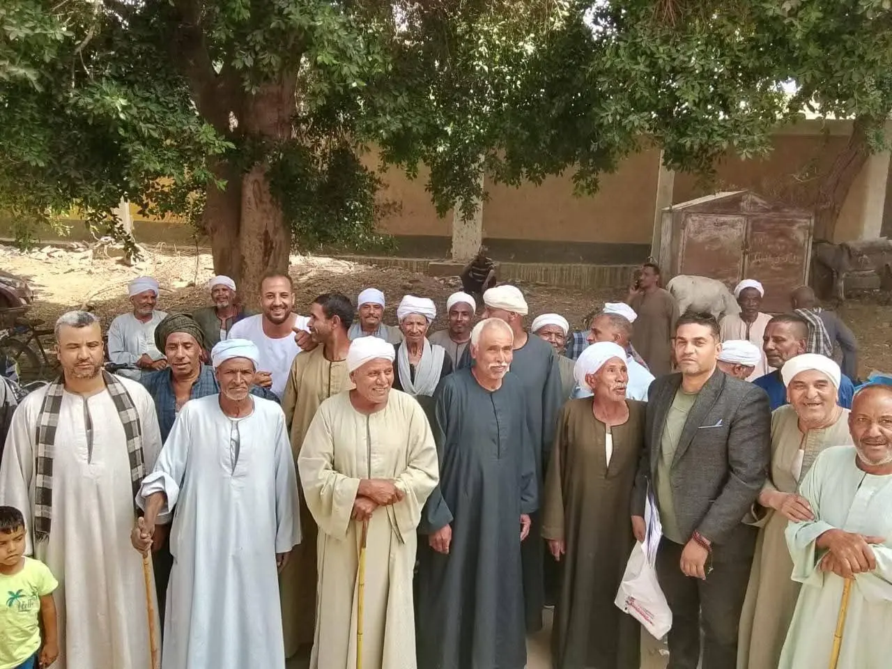 "الزراعة" تتابع عمليات توزيع الأسمدة المدعمة وتؤكد: المنظومة تعمل بكامل طاقتها ولا زيادة في الأسعار - 1000654351