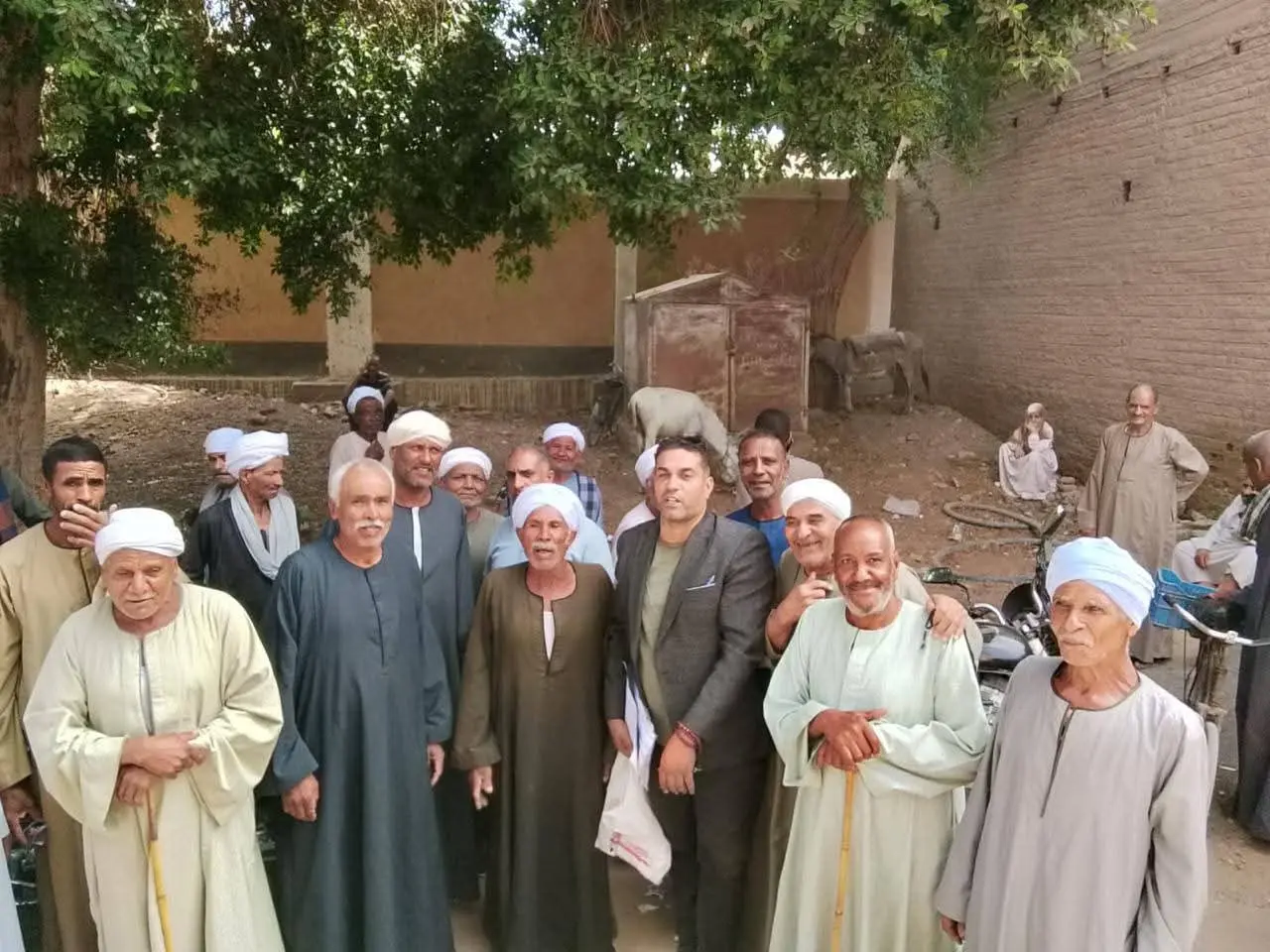 "الزراعة" تتابع عمليات توزيع الأسمدة المدعمة وتؤكد: المنظومة تعمل بكامل طاقتها ولا زيادة في الأسعار - 1000654353