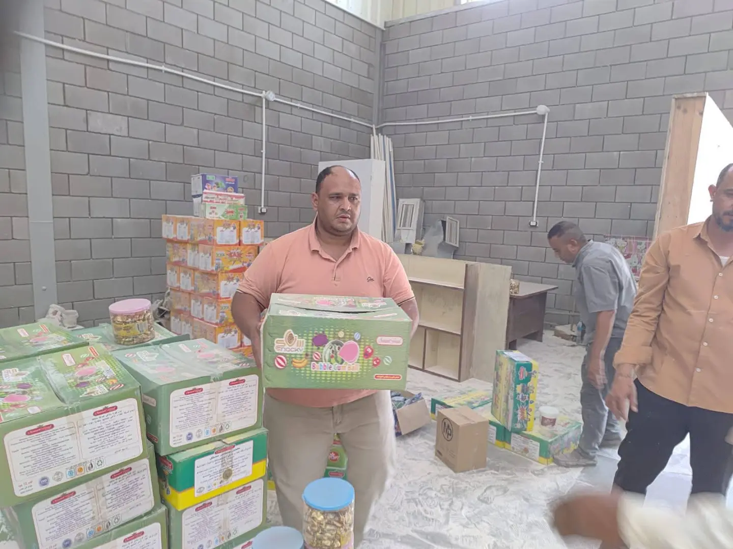 ضبط 90 ألف قطعة حلوى منتهية الصلاحية داخل مصنع بالأقصر قبل طرحها بالأسواق - 1000654566
