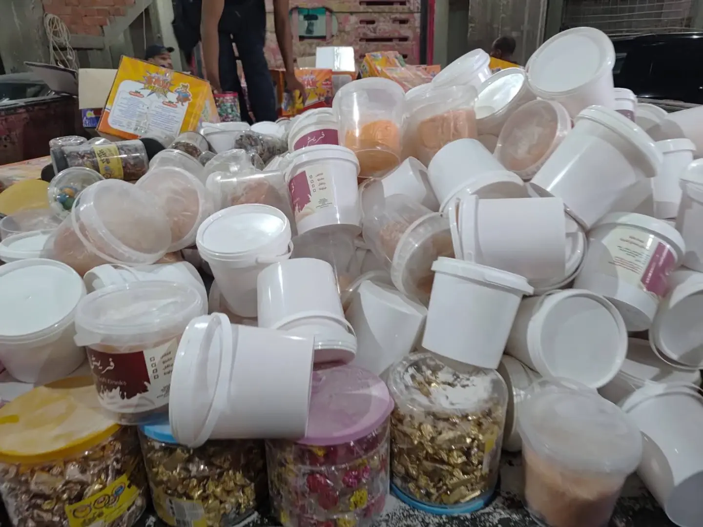 ضبط 90 ألف قطعة حلوى منتهية الصلاحية داخل مصنع بالأقصر قبل طرحها بالأسواق - 1000654571