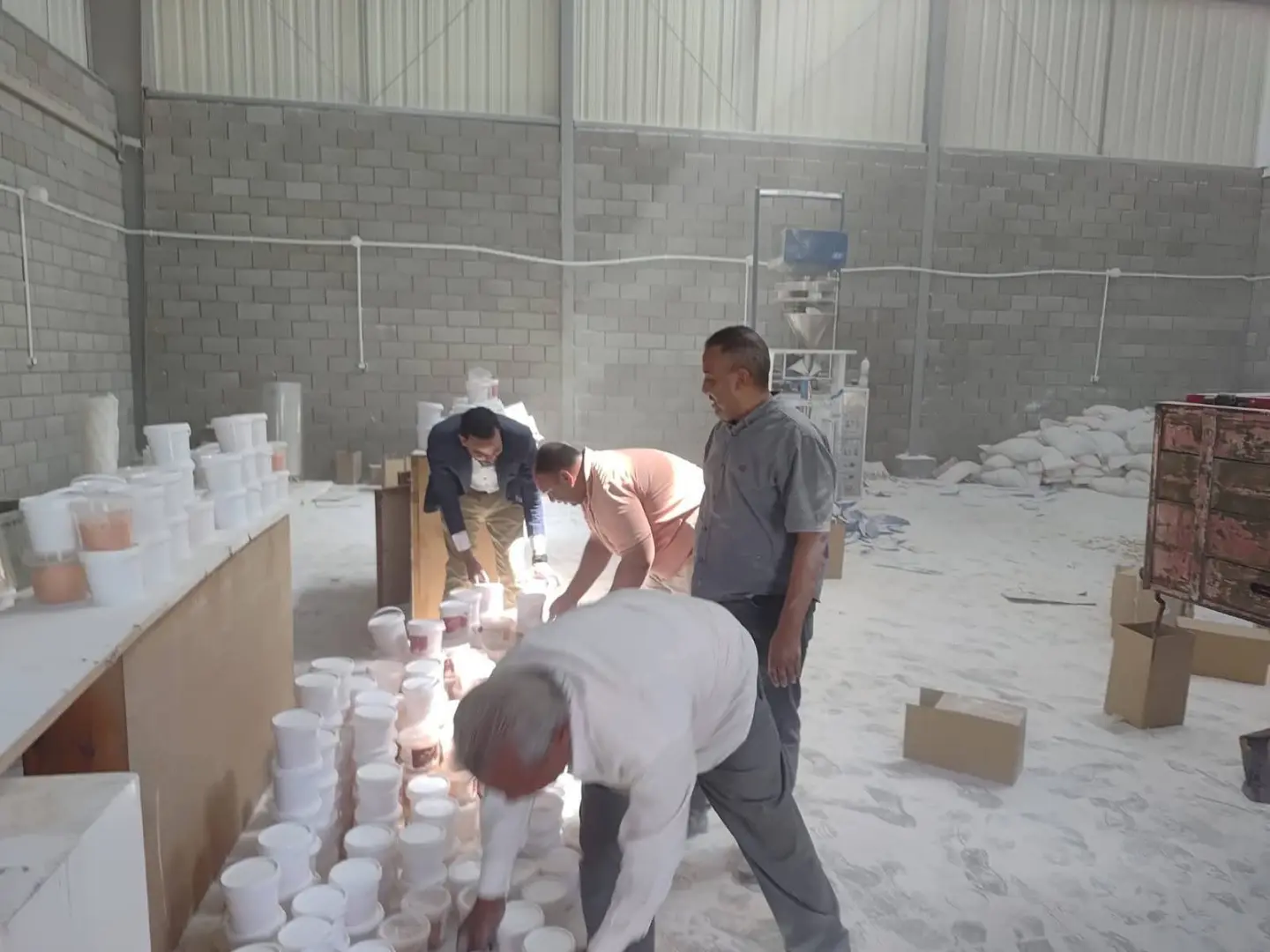 ضبط 90 ألف قطعة حلوى منتهية الصلاحية داخل مصنع بالأقصر قبل طرحها بالأسواق - 1000654573