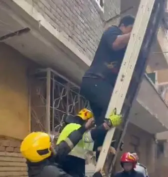 بسلم هيدروليكي.. إنقاذ 10 أشخاص عقب انهيار جزئي في عقار شبرا - 1000655243